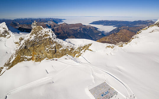 Der Rückzug der Gletscher ist in der Schweiz eine sichtbare Folge der Klimaerwärmung. Im vergangenen November wurde auf dem Aletschgletscher mit einer überdimensionalen Postkarte auf das Problem der Klimaerwärmung aufmerksam gemacht. (Archivbild)
