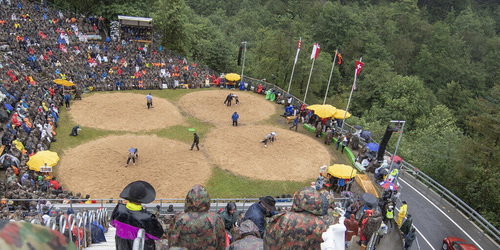 Die bekannte Schwingfest-Atmosph&auml;re am Br&uuml;nigpass zwischen dem Berner Oberland und Obwalden