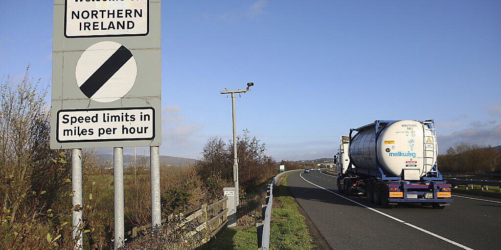 ARCHIV - Die Grenze zwischen Nordirland und der Republik Irland. Foto: Peter Morrison/AP/dpa