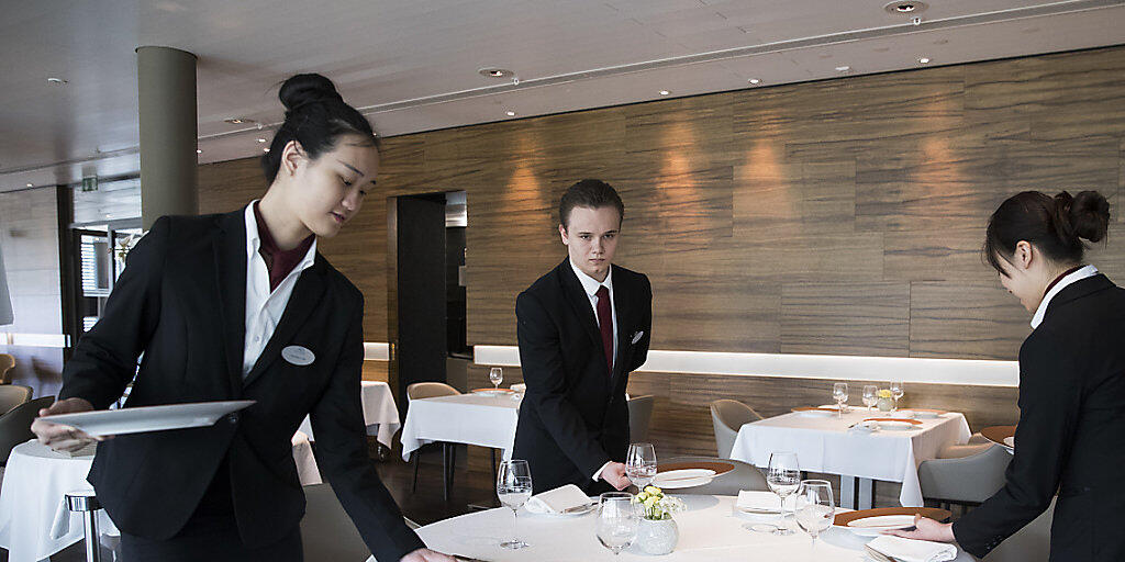 Im Gastgewerbe liegen die Kosten f&uuml;r eine Arbeitsstunde mit nicht ganz 37 Franken am tiefsten von allen Branchen. (Symbolbild)