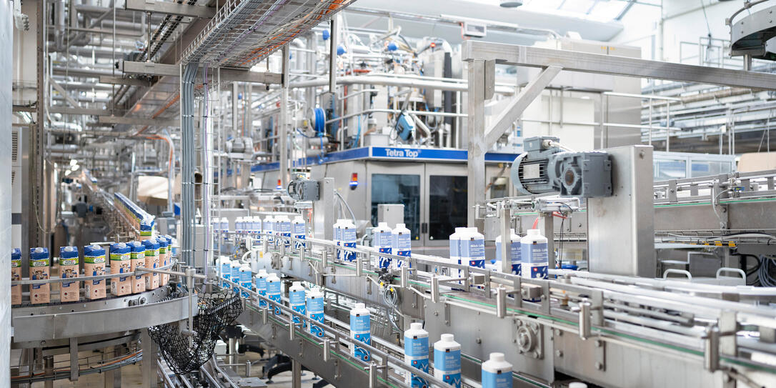 EMMI, EMMI GRUPPE, MITTELLANDMOLKEREI, MILCHVERARBEITER, MILCHERZEUGNIS,  MILCH,  VERPACKUNG, VERPACKUNGSMATERIAL,  TETRAPAK, TETRA PAK, TETRA PACK, TETRAPACK, GETRAENKEKARTON, MILCHKARTON,   PRODUKTIONSLINIE,  FOERDERBAND, AUTOMATION, AUTMATISIERUNG,  CAP