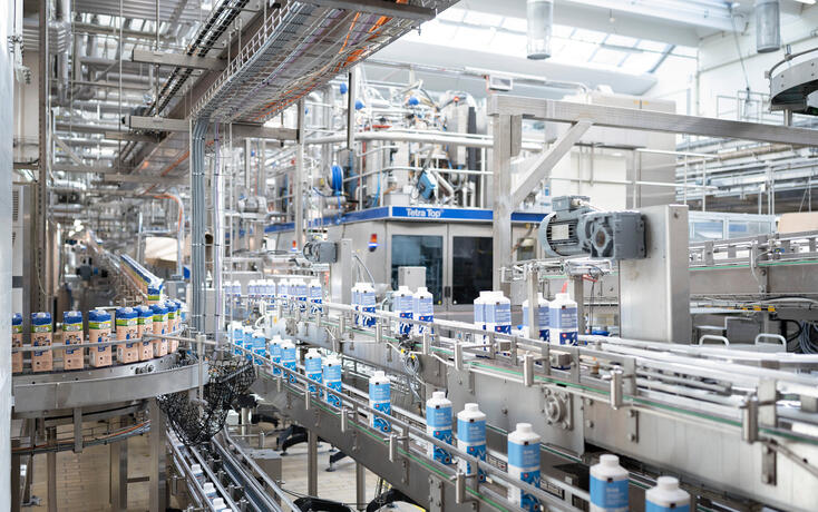 EMMI, EMMI GRUPPE, MITTELLANDMOLKEREI, MILCHVERARBEITER, MILCHERZEUGNIS,  MILCH,  VERPACKUNG, VERPACKUNGSMATERIAL,  TETRAPAK, TETRA PAK, TETRA PACK, TETRAPACK, GETRAENKEKARTON, MILCHKARTON,   PRODUKTIONSLINIE,  FOERDERBAND, AUTOMATION, AUTMATISIERUNG,  CAP