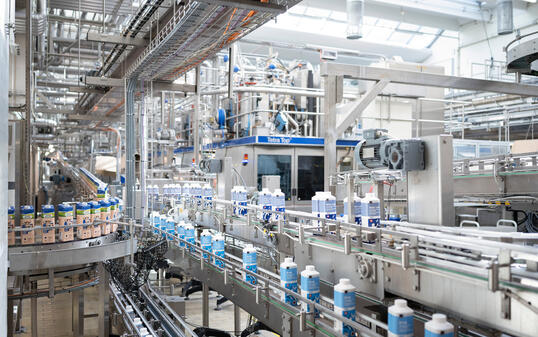 EMMI, EMMI GRUPPE, MITTELLANDMOLKEREI, MILCHVERARBEITER, MILCHERZEUGNIS,  MILCH,  VERPACKUNG, VERPACKUNGSMATERIAL,  TETRAPAK, TETRA PAK, TETRA PACK, TETRAPACK, GETRAENKEKARTON, MILCHKARTON,   PRODUKTIONSLINIE,  FOERDERBAND, AUTOMATION, AUTMATISIERUNG,  CAP