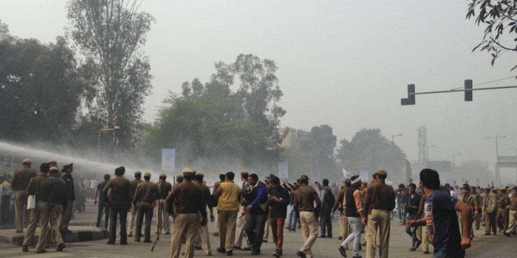 Bei Ausschreitungen bei einer Demonstration für Kastenquoten in Indien starben mindestens vier Menschen. Eine Ausgangssperre und die Entsendung von Soldaten zur Unterstützung der Polizei konnten die Eskalation nicht verhindern. (Archiv)
