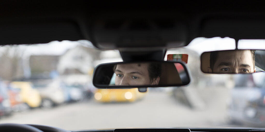 Wer die Fahrprüfung in einem Auto mit Automatik-Getriebe absolviert hat, darf sich ab 1. Februar ohne Einschränkung hinter das Steuer eines Autos mit Handschaltung setzen. Wer sich das nicht traut, soll noch einmal für ein, zwei Stunden zurück in die Fahrschule, empfiehlt die Polizei. (Symbolbild)