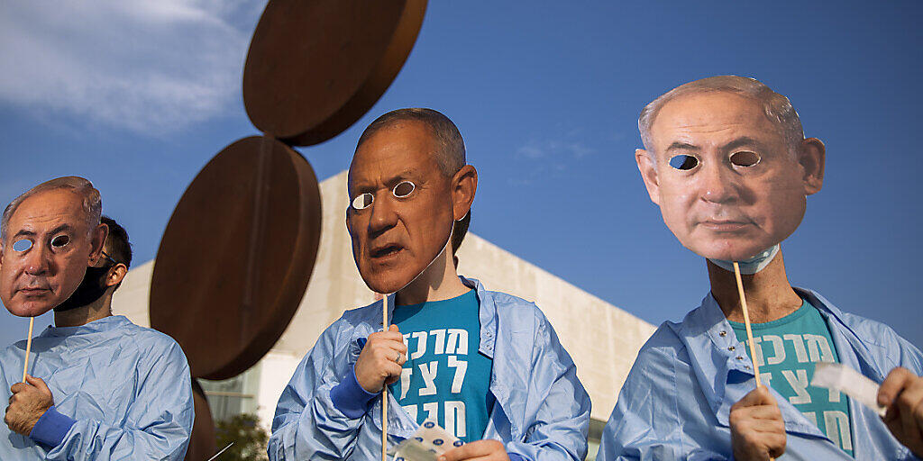 Schon wieder Neuwahlen? Demonstranten in Tel Aviv bringen ihren Ärger über die aktuelle israelischen Regierung zum Ausdruck. Foto: Oded Balilty/AP/dpa