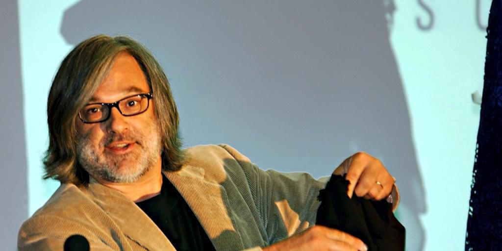 Schlaepfer-Kreativchef Martin Leuthold präsentiert Stoffkreationen. (Archivbild von 2004) Schlaepfer-Kreativchef Martin Leuthold präsentiert Stoffkreationen. (Archivbild von 2004)
