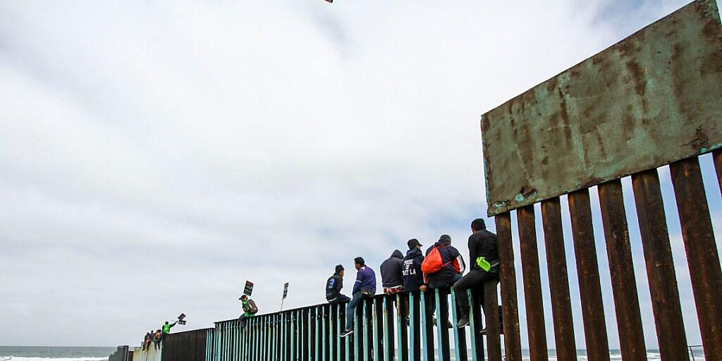 Zahlreiche Flüchtlinge bitten an der Grenze der USA zu Mexiko nahe der mexikanischen Grenzstadt Tijuana um Einlass in die Vereinigten Staaten.