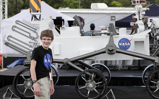 Alexander Mather aus Burke, Virginia, wird die Marsmission wohl besonders gespannt verfolgen. Er hat dem Rover (hier ein Modell) im Rahmen eines Wettbewerbs den Namen "Perseverance" gegeben.
