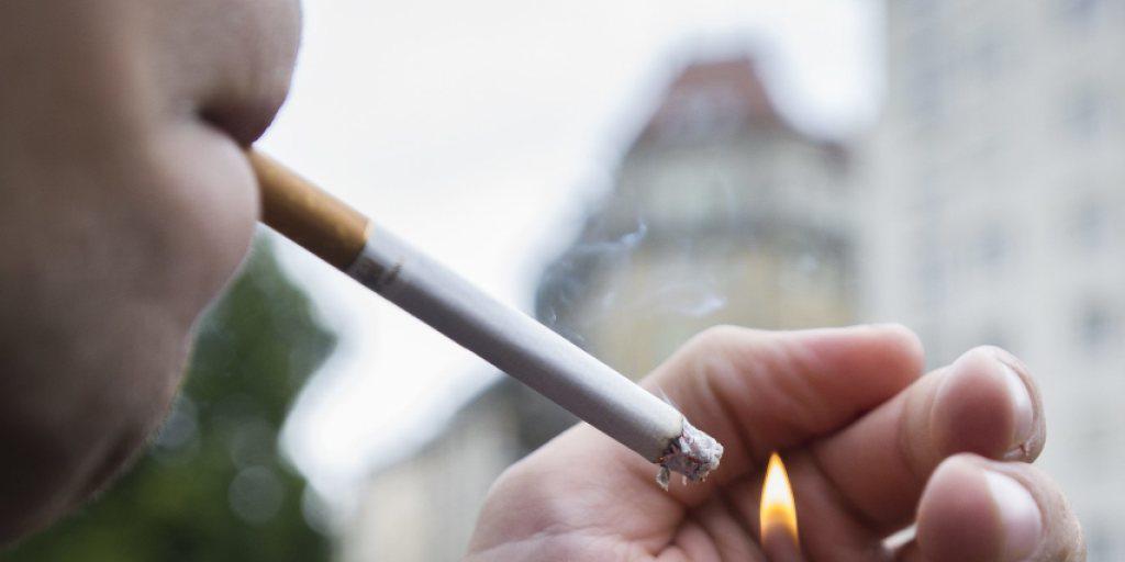Auch in der Schweiz geht der Tabakkonsum von Jugendlichen unter 15 Jahren langsam zurück. Beim Kiffen liegen sie im internationalen Vergleich jedoch unverändert weit vorn. (Archiv)