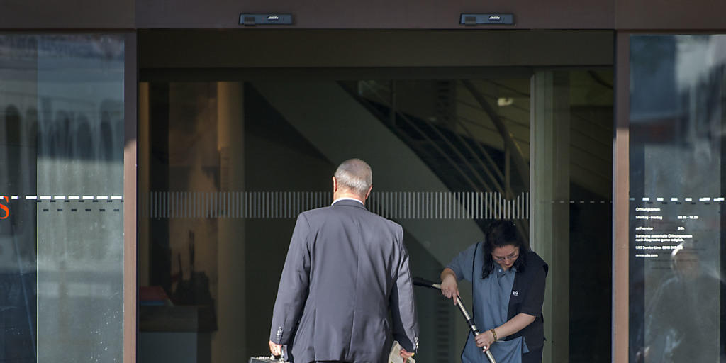 Die Zahl der UBS-Filialen dürfte sich weiter verkleinern. Trotz der fortschreitenden Automatisierung bei den Banken plant das grösste Schweizer Geldinstitut aber keinen Kahlschlag. Die Zahl der UBS-Filialen dürfte sich weiter verkleinern. Trotz der fortschreitenden Automatisierung bei den Banken plant das grösste Schweizer Geldinstitut aber keinen Kahlschlag.