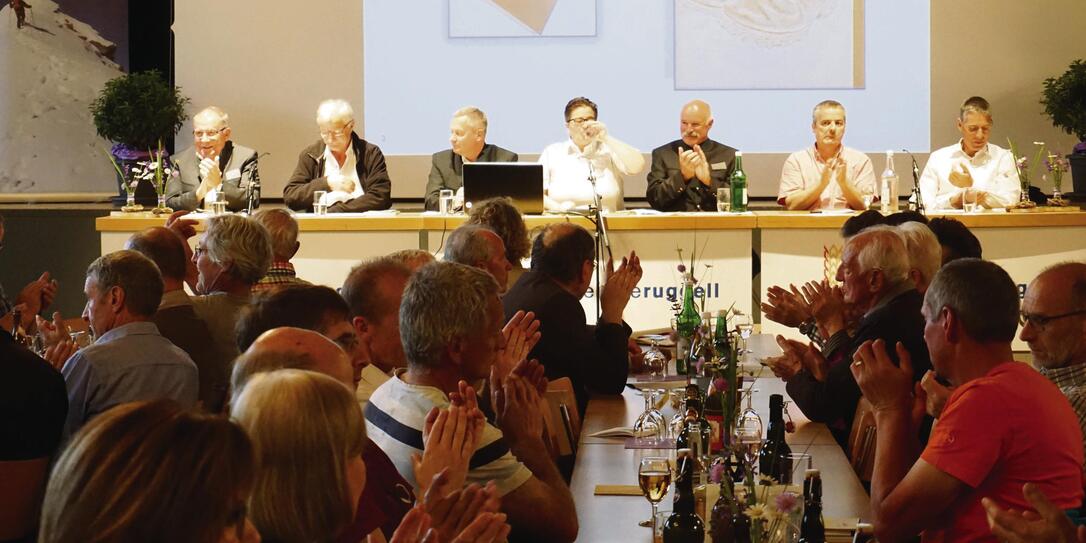 Der Vorstand wurde unter Applaus wiedergewählt. Der Vorstand wurde unter Applaus wiedergewählt.