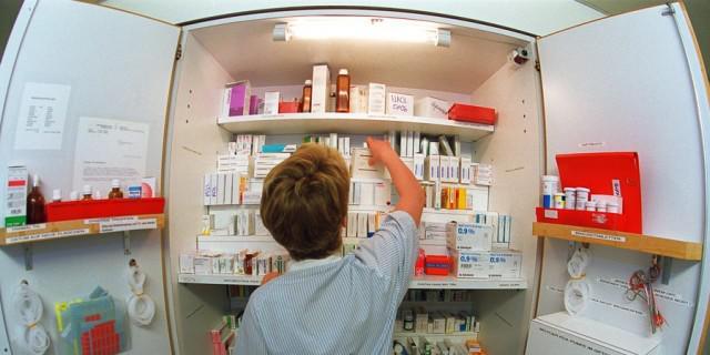Pflegefachfrau vor dem Medikamentenschrank (Symbolbild)