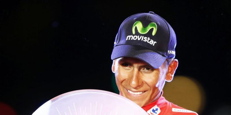 Vuelta-Gesamtsieger Nairo Quintana erhält in Madrid die Sieger-Trophäe