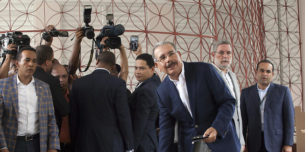 Präsident Danilo Medina gibt in der Dominikanischen Republik seine Stimme ab. Er gilt bei den Wahlen als Favorit.