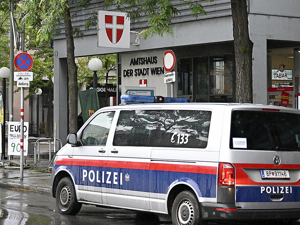 In Österreich musste die Polizei ausrücken, weil ein Kommunalpolitiker von seinem Balkon aus mehrere Schüsse abgegeben haben soll. (Symbolbild)