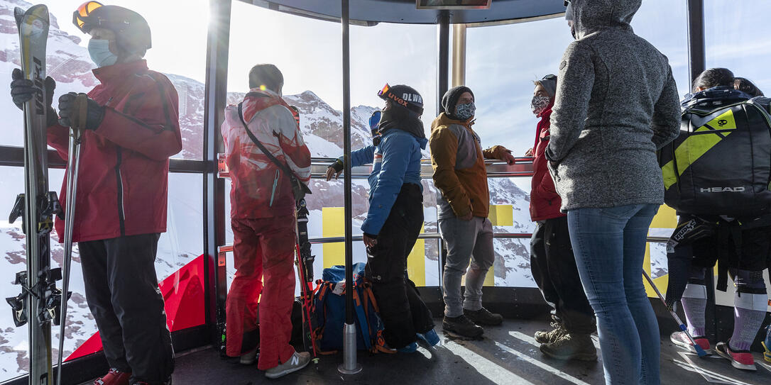 HYGIENEMASKE, ATEMSCHUTZMASKE, ATEMSCHUTZ, SCHUTZMASKE, MASKE, GESICHTSMASKE, CORONAVIRUS, COVID-19, COVID 19, CORONAPANDEMIE, SAISONEROEFFNUNG, WINTERSAISON, SKIGEBIET, WINTERSPORT, SKIFAHREN, SNOWBOARDFAHREN,