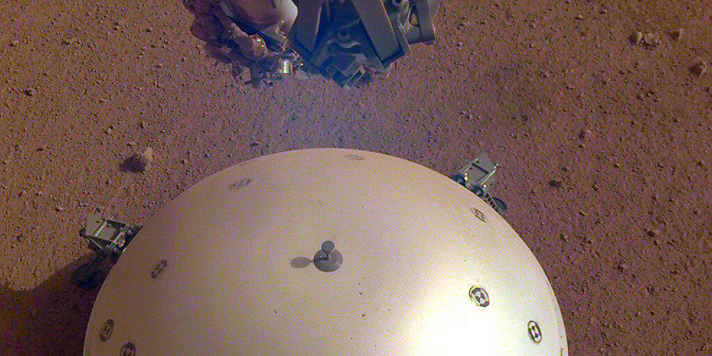Das Seismometer auf der Marsoberfläche ist durch einen Schutzschild vor Marswinden geschützt. (Archivbild)