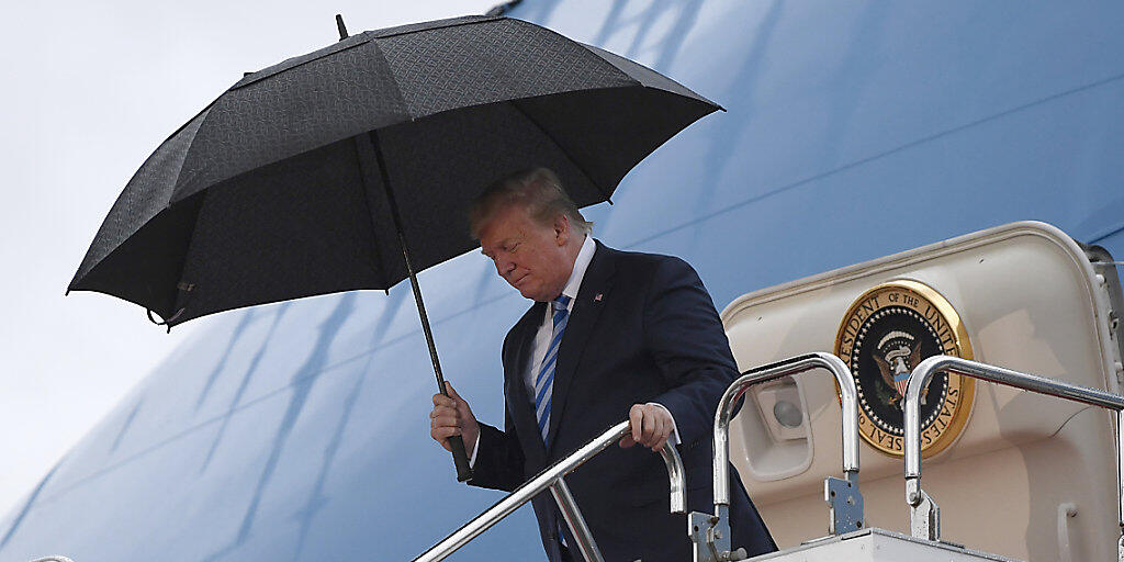 Bereit für den G20-Gipfel: US-Präsident Donald Trump steigt in Osaka die Treppe von Air Force One hinunter.