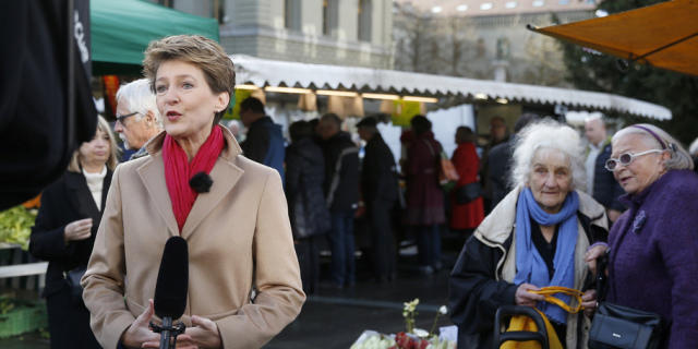 Bundespräsidentin Sommaruga hält die Ansprache auf dem Markt