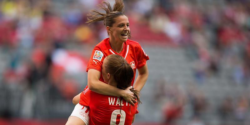 Fabienne Humm (oben) gelingt nach der Pause innert fünf Minuten ein Hattrick. Das ist WM-Rekord!