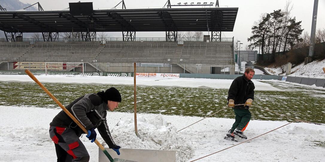 Fussball FC Vaduz Rheinpark Stadion Schneeraeumung