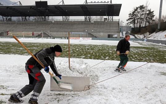 Fussball FC Vaduz Rheinpark Stadion Schneeraeumung