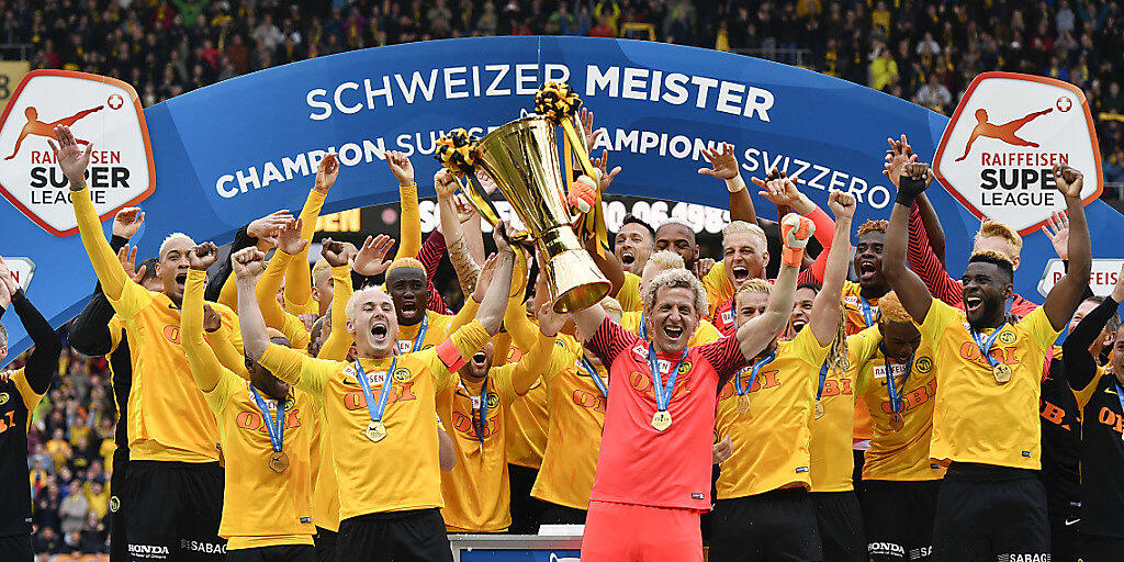 Steve von Bergen und Marco Wölfli an vorderster Front mit dem Pokal