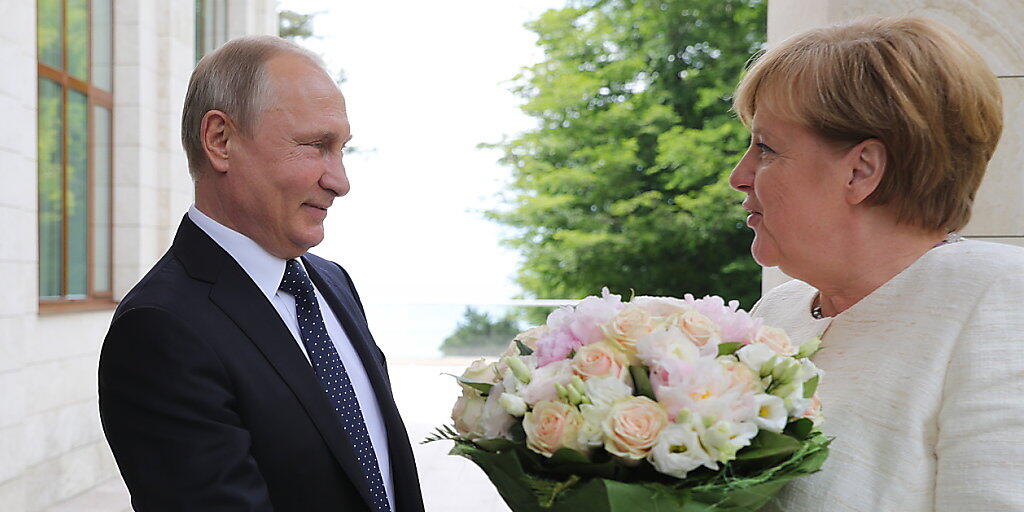 Blumen für den hohen Gast aus Deutschland: Russlands Präsident Putin empfängt Bundeskanzlerin Merkel in seiner Schwarzmeer-Residenz in Sotschi.