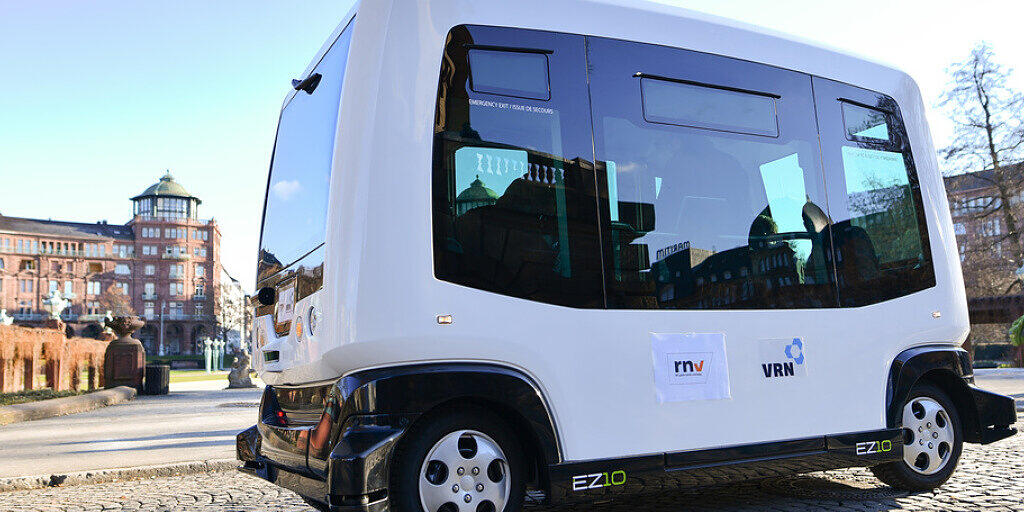 Autonome Fahrzeuge wie dieser Roboterbus könnten Ziele von Hackerangriffen werden, warnen deutsche Versicherer. Im schlimmsten Fall könnten damit ferngesteuerte Terroranschläge verübt werden. (Symbolbild) Autonome Fahrzeuge wie dieser Roboterbus könnten Ziele von Hackerangriffen werden, warnen deutsche Versicherer. Im schlimmsten Fall könnten damit ferngesteuerte Terroranschläge verübt werden. (Symbolbild)