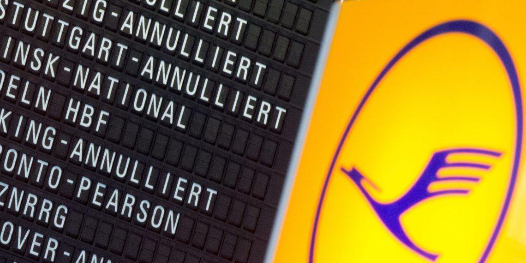 Anzeigetafel im Flughafen Frankfurt mit den annullierten Flügen.