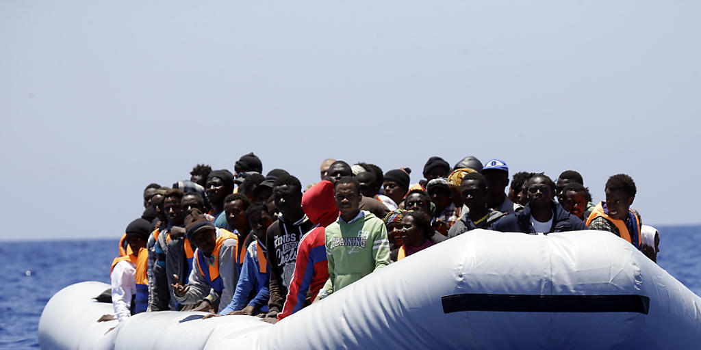 Flüchtlinge in einem überfüllten Schlauchboot unterwegs von Libyen nach Italien (Archiv)