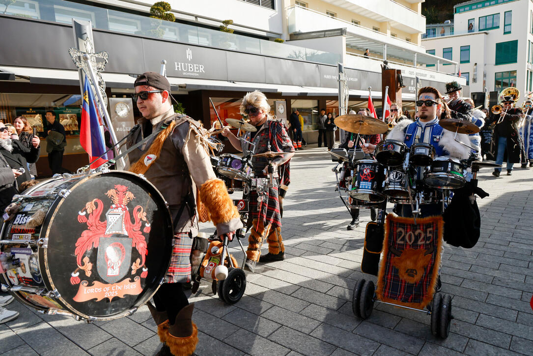 Schlüsselübergabe vor dem Rathaus von Vaduz.