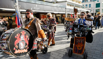 Schlüsselübergabe vor dem Rathaus von Vaduz.