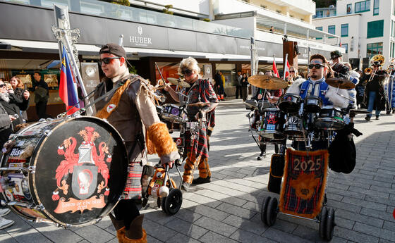 Schlüsselübergabe vor dem Rathaus von Vaduz.