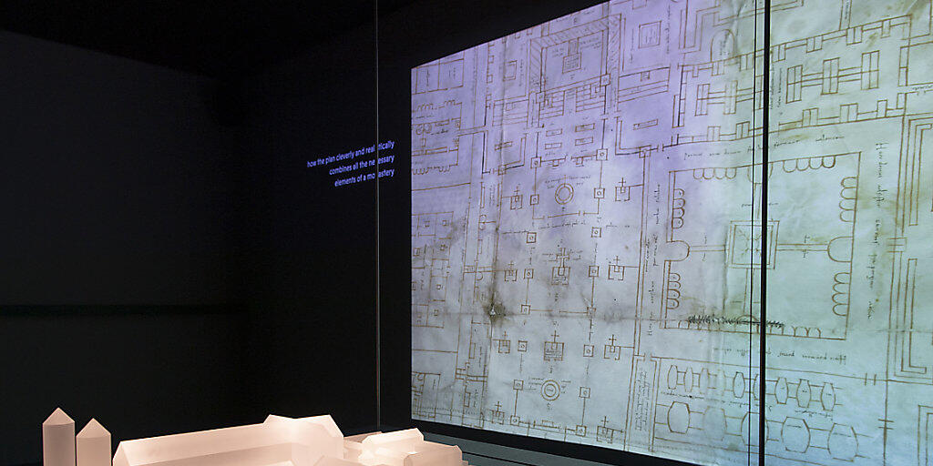 Ein Modell des St. Galler Klosters, links, und eine Projektion des Planes, in der Ausstellung "Das Wunder der Überlieferung – Der St.Galler Klosterplan und Europa im frühen Mittelalter" in St. Gallen.