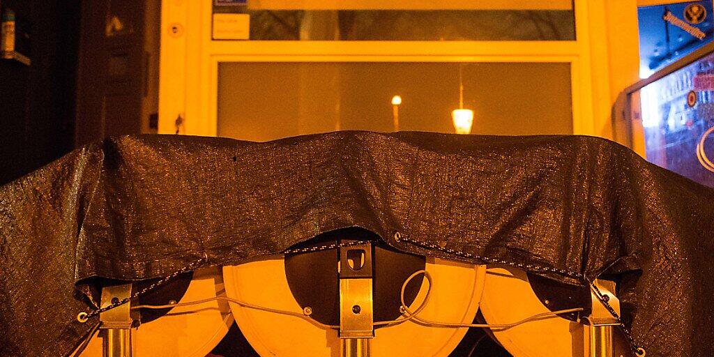 Zusammengestellte Tische stehen im Schanzenviertel in Hamburg vor einer Bar. Bund und Länder haben einen Teil-Lockdown beschlossen. Foto: Daniel Bockwoldt/dpa Zusammengestellte Tische stehen im Schanzenviertel in Hamburg vor einer Bar. Bund und Länder haben einen Teil-Lockdown beschlossen. Foto: Daniel Bockwoldt/dpa