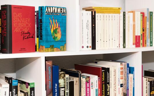 Bücherregal
