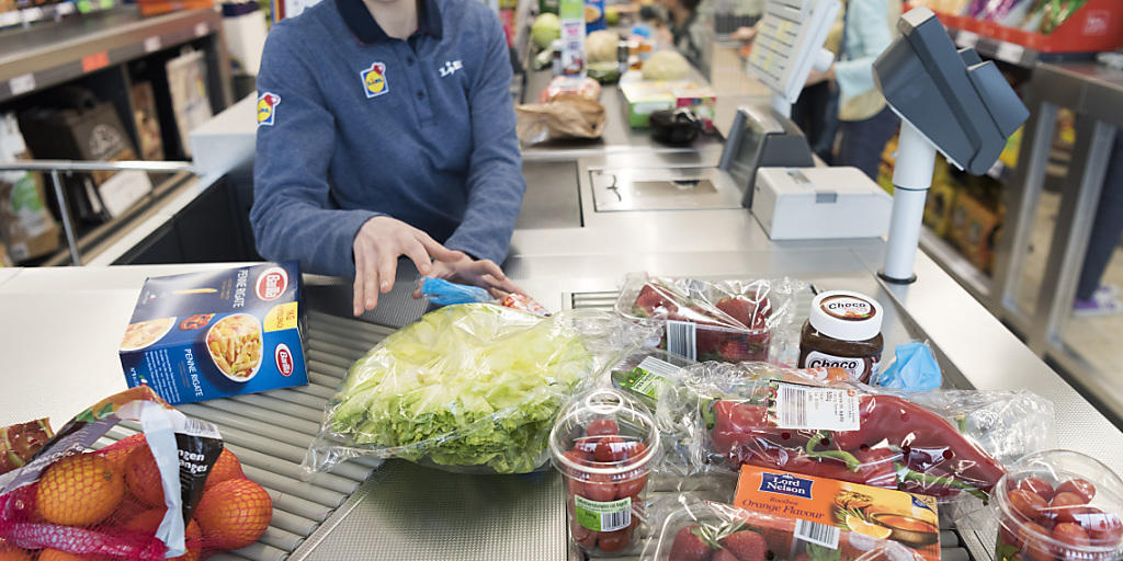 Verk&auml;uferinnen und Verk&auml;ufer im Detailhandel sehen sich mit sinkenden L&ouml;hnen konfrontiert. Die Gewerkschaften rufen nach einem verbindlichen Branchen-GAV.