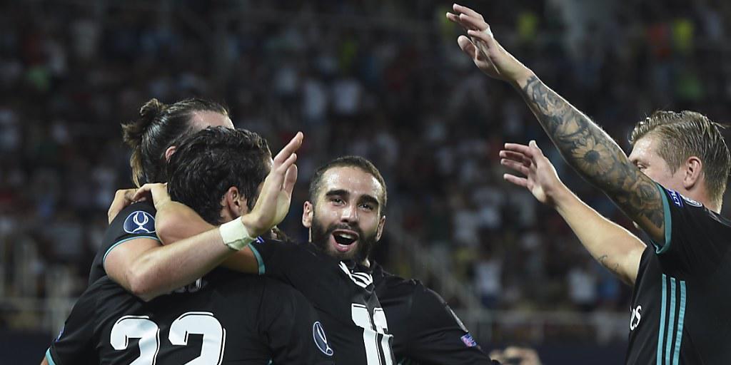 Die Spieler von Real Madrid feiern in Skopje nach dem Abpfiff das 2:1 im europäischen Supercup gegen Manchester United