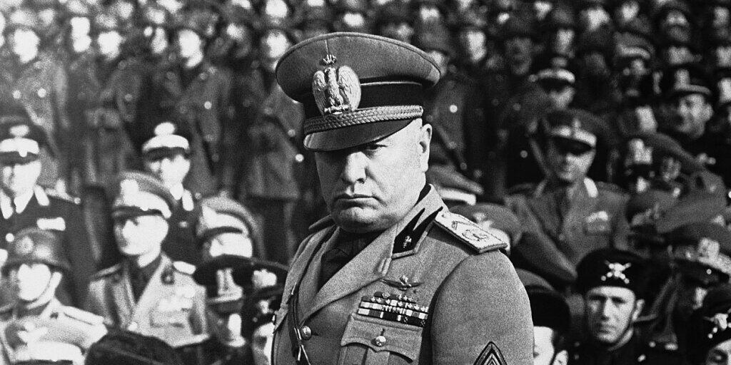 Der italienische Diktator Benito Mussolini im Februar 1943, rund zwei Jahre vor seinem Tod: am Sonntag wird die Familienkrypta in seinem norditalienischen Heimatdorf Predappio der Öffentlichkeit zugänglich gemacht. (Archivbild) Der italienische Diktator Benito Mussolini im Februar 1943, rund zwei Jahre vor seinem Tod: am Sonntag wird die Familienkrypta in seinem norditalienischen Heimatdorf Predappio der Öffentlichkeit zugänglich gemacht. (Archivbild)