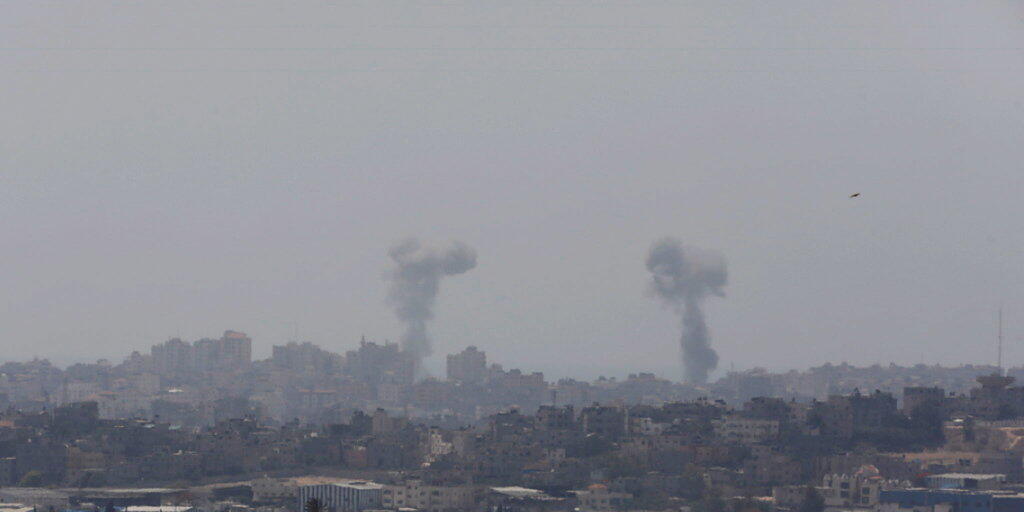 Rauch steigt auf, nachdem israelische Kampfjets Luftangriffe auf Stellungen in Gaza geflogen haben: Bereits nach wenigen Tagen ist die Waffenruhe gebrochen. (Archivbild)