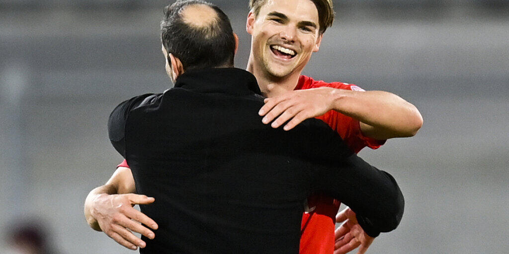 Trainer Mario Frick herzt Joël Schmied. Der junge Berner hat als Verteidiger schon fünf Super-League-Tore für Vaduz erzielt