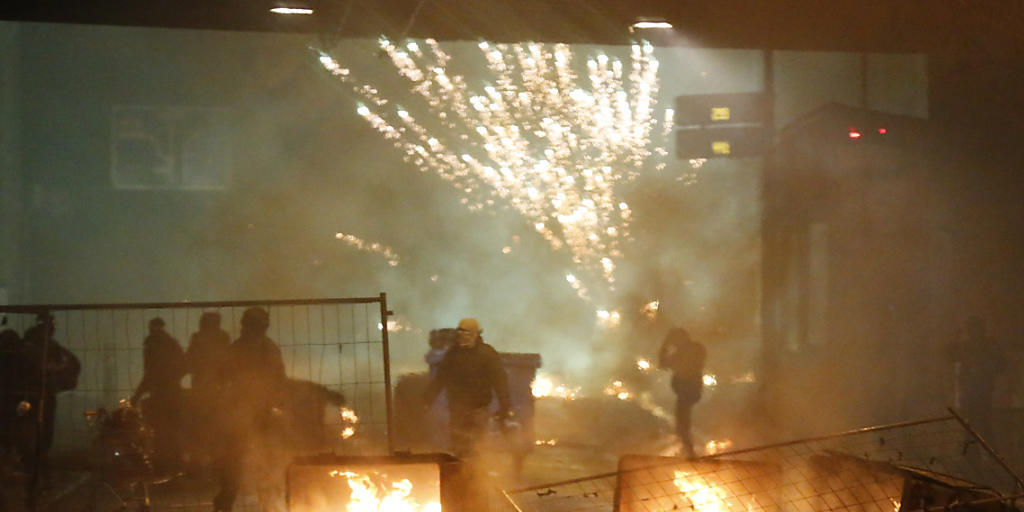 Am Tag nach den Krawallen bei der Berner Reithalle ist die Emp&ouml;rung gross. Polizeichef Manuel Willi spricht von einem Hinterhalt, in den Polizei und Feuerwehr gelockt worden seien.