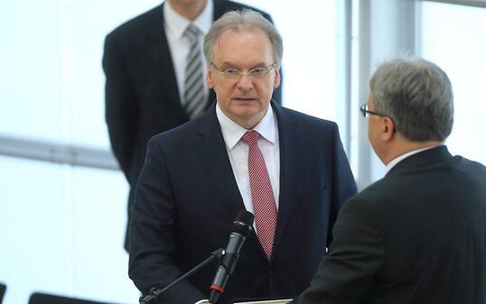 Haseloff bleibt Regierungschef in Sachsen-Anhalt. Einige Parlamentarier haben ihm jedoch den Start der neuen Kenia-Koalition vermiest.