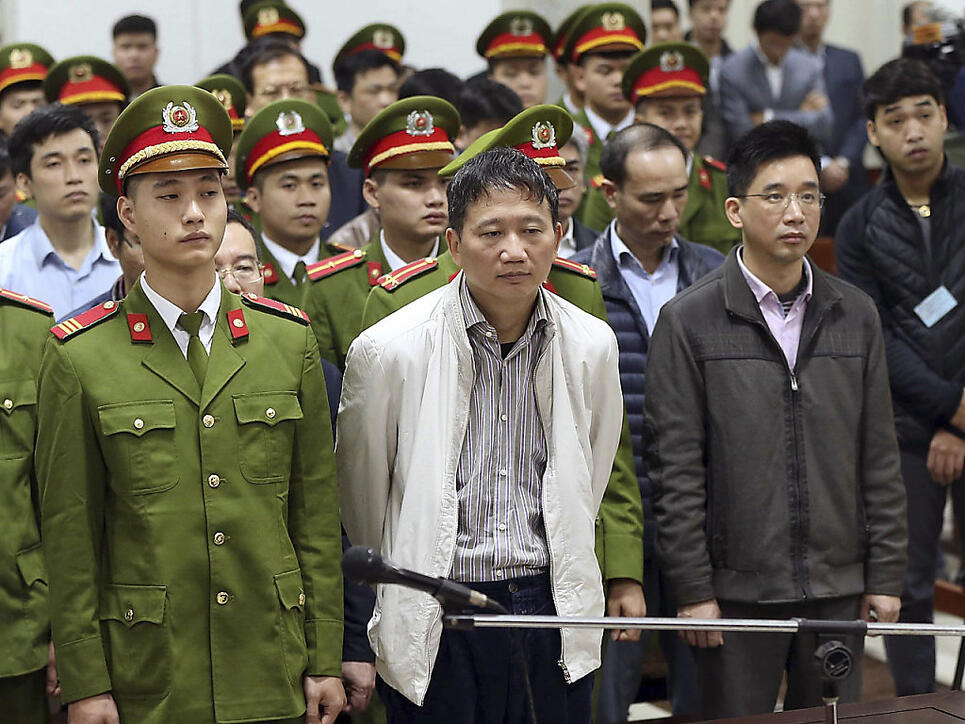 Der aus Berlin entführte Vietnamese Trinh Xuan Thanh (Bildmitte) ist in einem ersten Prozess in seiner Heimat bereits zu lebenslänglicher Haft verurteilt worden.