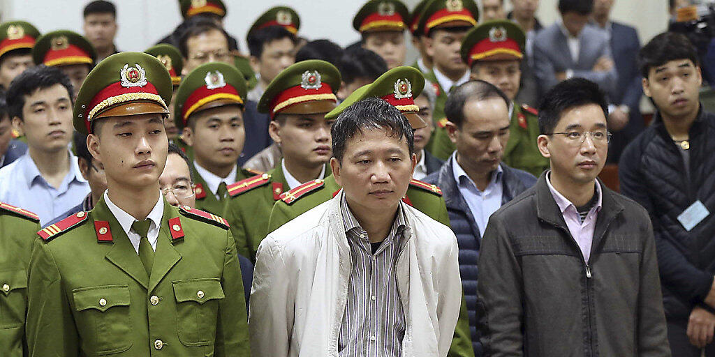 Der aus Berlin entführte Vietnamese Trinh Xuan Thanh (Bildmitte) ist in einem ersten Prozess in seiner Heimat bereits zu lebenslänglicher Haft verurteilt worden.