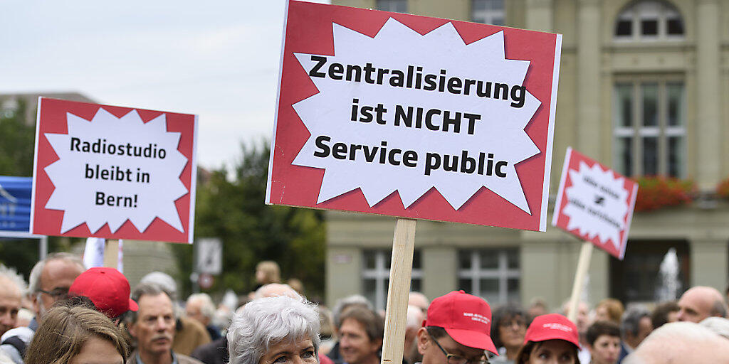 Eine Protestaktion gegen die Verlegung des Radiostudios Bern von vergangenem Sommer. Auch der Nationalrat ist nicht einverstanden mit den Plänen der SRG. (Archivbild)
