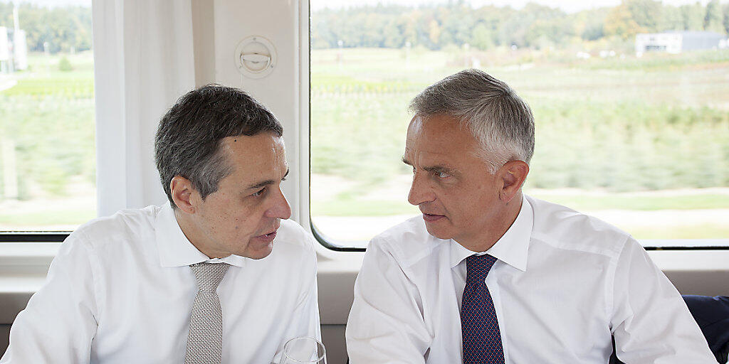 Grosser Bahnhof für Ignazio Cassis und Didier Burkhalter bei den FDP-Delegierten in Engelberg: Die Partei wird sich vom scheidenden Bundesrat Burkhalter verabschieden, sein Nachfolger Cassis wird erstmals nach seiner Wahl in den Bundesrat offiziell vor dieser eine Rede halten. (Archivbild)