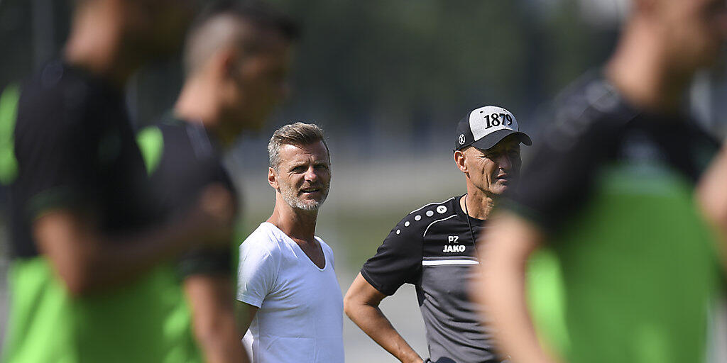 St. Gallens Sportchef Alain Sutter und Trainer Peter Zeidler haben Yannis Letard im Probetraining für gut befunden